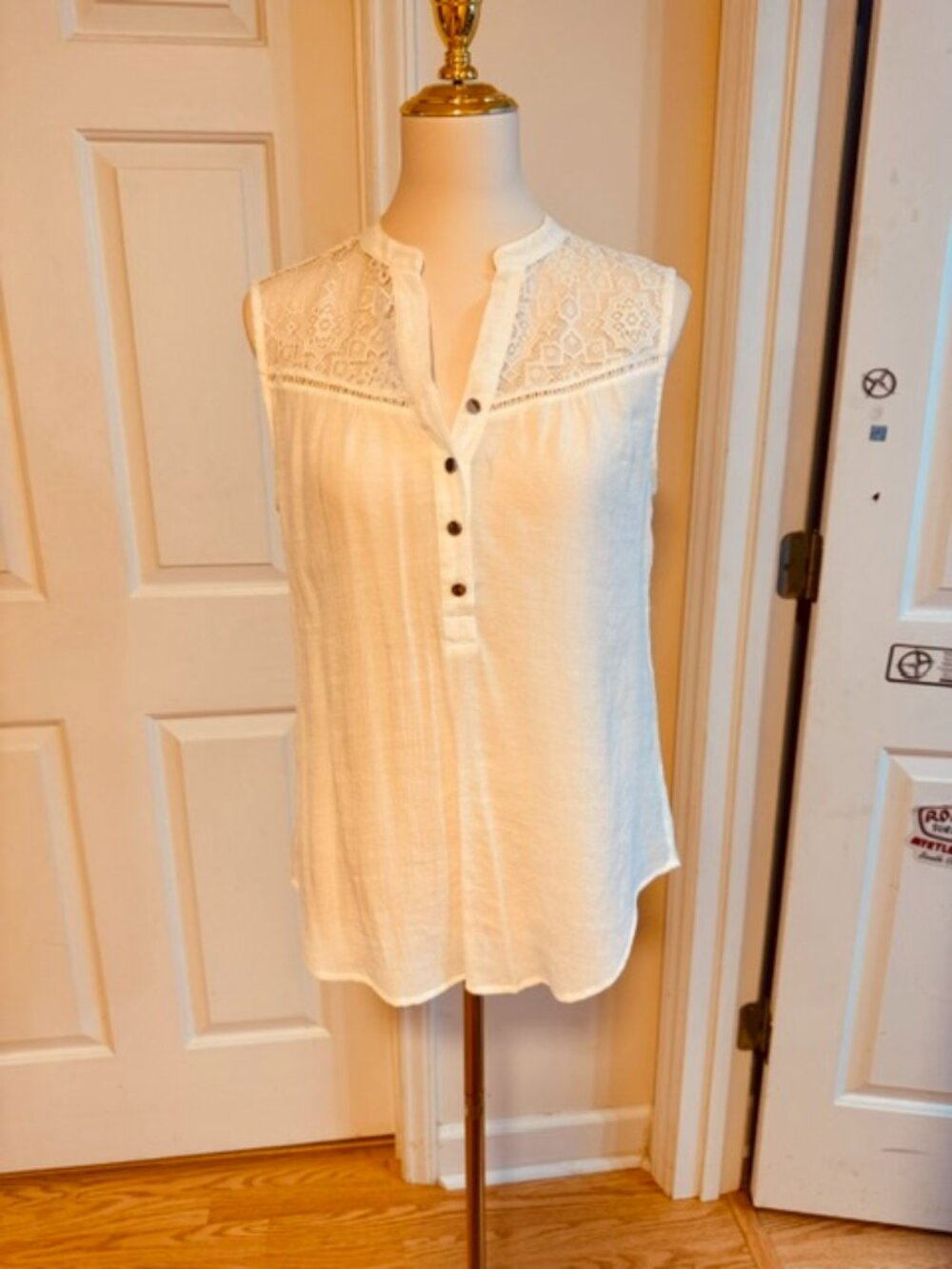 EUC Ava & Grace White Sleeveless Lace-Yoke Henley Top Size S